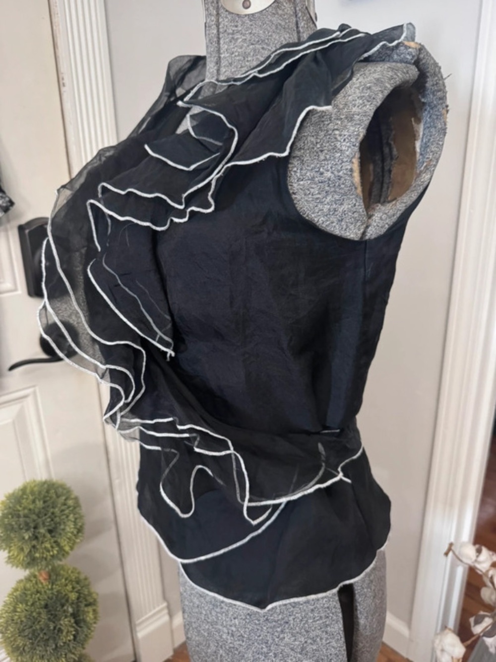 Cynthia Rowley 100% Silk Black & White Wrap Ruffle Top - Picture 2 of 7